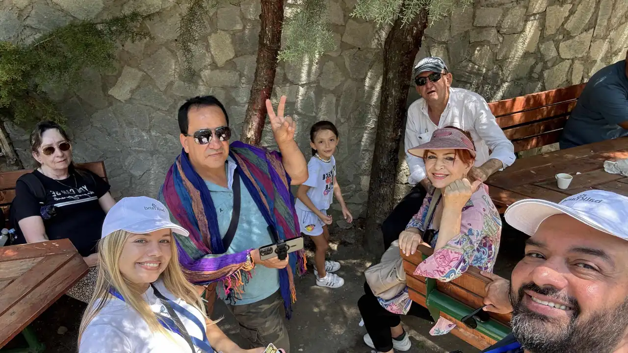 客人在巴尔干风景停留点享受旅程