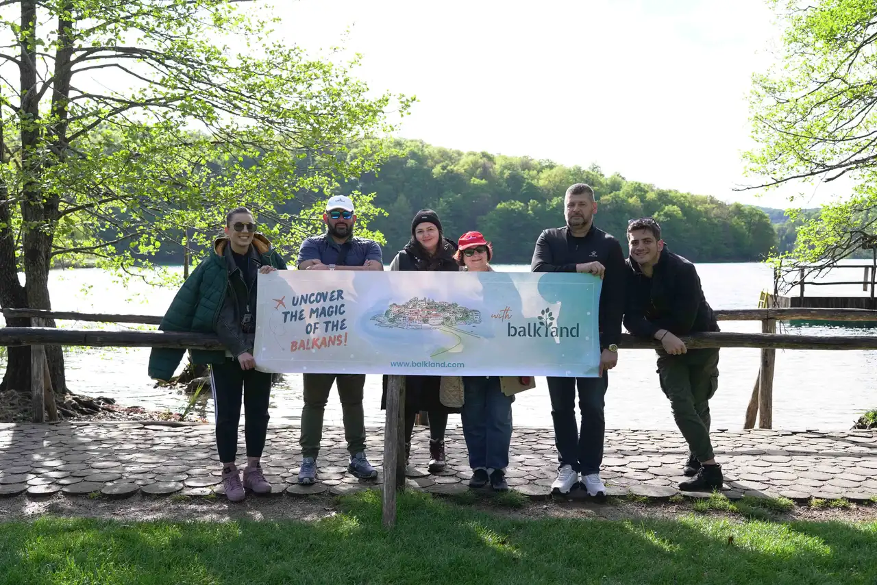 客人欣赏壮丽自然景观