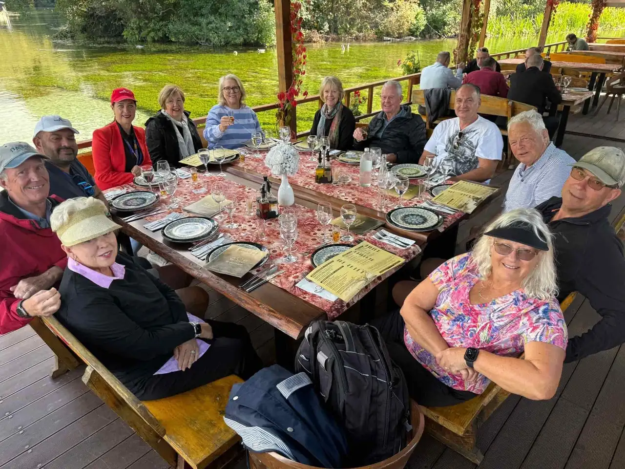 小团旅客站在山间观景台